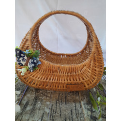 KOSZYK WIKLINOWY Z DEKORACJĄ WIOSENNA I MOTYLEM Z BOLESŁAWCA